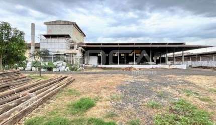 Galpão industrial muito bem localizado à 2 Km do Aeroporto Leite Lopes em Ribeirão Preto e à 3 Km da Rodovia Anhanguera