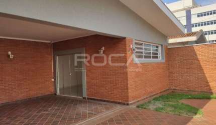 Casa térrea à venda com 3 dormitórios no bairro Jardim Macedo em Ribeirão Preto.