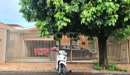 Casa térrea à venda com 3 dormitórios no bairro Sumarezinho em Ribeirão Preto.