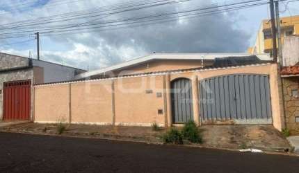 Casa térrea à venda com 3 dormitórios no bairro Sumarezinho em Ribeirão Preto.