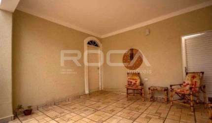 Casa térrea à venda com 3 dormitórios no bairro Jardim Castelo Branco, em Ribeirão Preto.