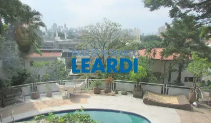 Casa à venda na Rua Itápolis, 1414, Pacaembu, São Paulo por R$ 4.600.000