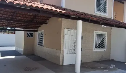 Casa Duplex com 4 Quartos de  Esquina  a poucos metros da Av Silas Munguba e da UECE!