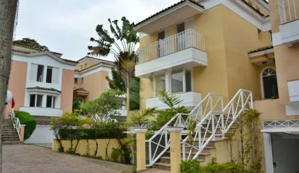 Sobrado em Condominio Fechado Alto Padrão a Venda no Alto da Boa Vista em São Paulo - SP