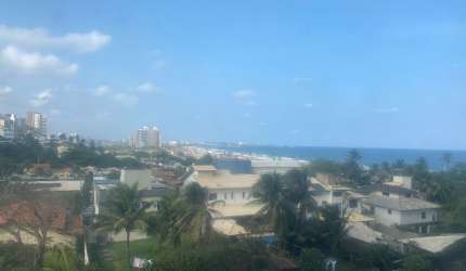 Apartamento mobiliado para locação 3 suítes 2 vagas próximo à praia