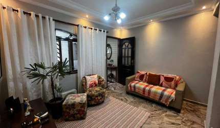 Casa à venda na Vila Pelé, com 3 quartos, sendo 1 suíte.