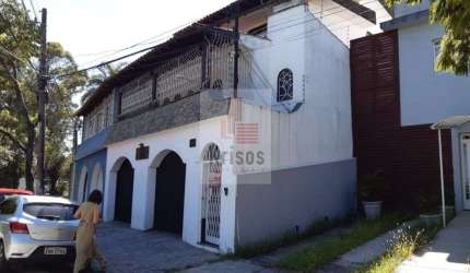 Sobrado com vários ambientes.