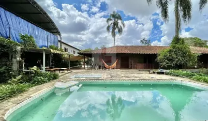 Oportunidade Única - Imóvel Comercial e Residencial no Coração da Granja Viana!