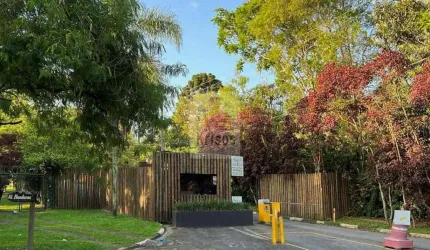 Encante-se com Esta Linda Casa Térrea e Contemporânea em Meio à Natureza!
