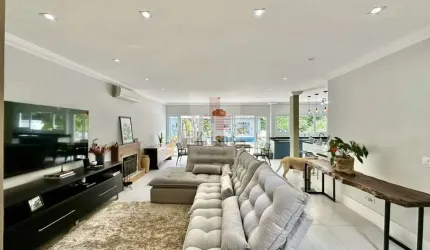 Luxuosa Casa Contemporânea com Vista Permanente.