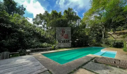 Exclusiva Casa de Alto Padrão na Granja Viana: Charme e Integração com a Natureza!