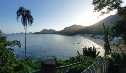 CASA DE TRÊS QUARTOS NA PRAIA BRAVA MANGARATIBA RJ.
