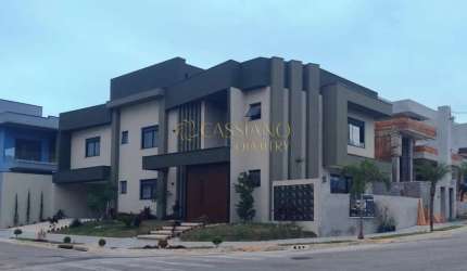 Casa assobradada à venda de 290m² | 04 domitórios, sendo suítes e 04 vagas de garagem | Condomínio Malibu | Caçapava.