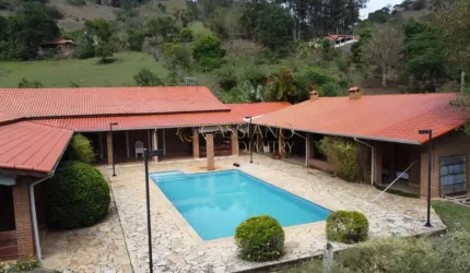 Chácara à venda de 650m² | 03 dormitórios, sendo 01 suíte e 10 vagas de garagem | Cruz Vera - Brasópolis - MG |