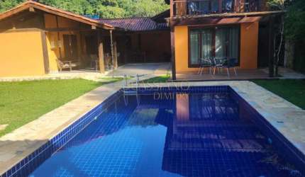 Casa à venda de 250m² | 04 dormitórios, sendo suítes e 10 vagas de garagem | Sertão do Camburi | São Sebastião |
