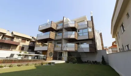 Apartamento de alto padrão com 3 suítes a beira Mar de Bombinhas Centro.
