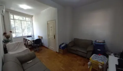 Apartamento com 2 quartos e dependências completas na Tijuca