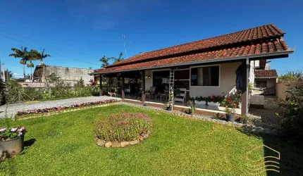 Casa com 3 quartos à 100m da lagoa em Baln. Barra do Sul - Maria Fernanda