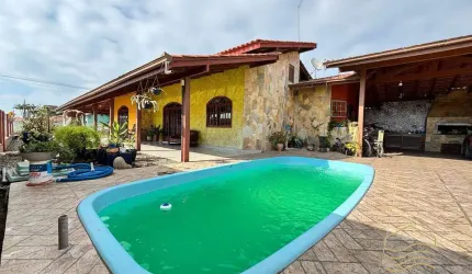 Casa de esquina com suíte e piscina - Centro - Balneário barra do sul