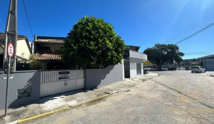 Sobrado com Sala Comercial e Vista Privilegiada -Bal. Barra do Sul -Centro
