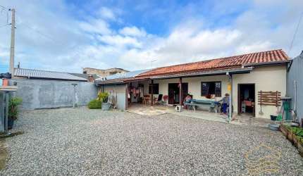 Casa de alvenaria ótima localização no Centro - Balneário Barra do Sul