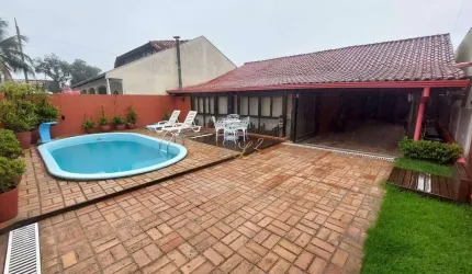 Excelente Casa com Piscina, 224m² em Amplo Terreno - em Balneário Luciane/PR