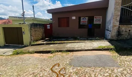 Casa no Centro de Mateus Leme/MG