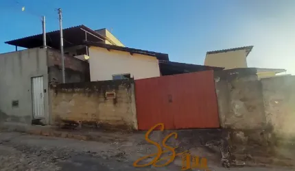 Casa no centro de Mateus Leme