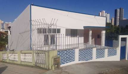 Ótima casa com dois pavimentos e quintal à venda no Acupe de Brotas!