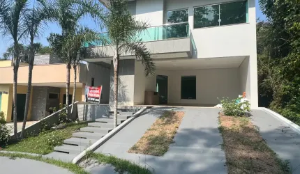 Casa em condomínio com piscina - Casa no Forest Hill com 03 suiítes