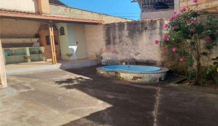 Encantadora Casa com Piscina  á venda no Bairro São Sebastião !