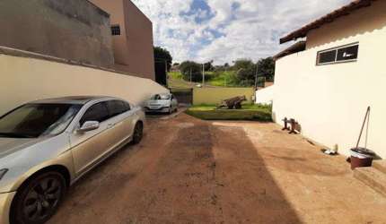Casa a venda próximo a Av. Robert Koch