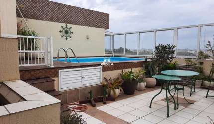 Cobertura duplex no centro com 3 dormitórios, terraço e piscina.