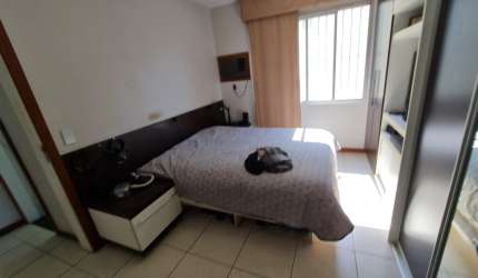 Apartamento de 2 quartos com suíte no miolo da Praia do Canto