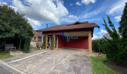 Ampla casa com piscina à venda em condomínio
