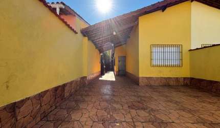 Casa à Venda Lado Praia em Mongaguá com 3 quartos - Ótima Localização e Preço Acessível