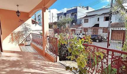 Casa à venda,  em rua plana do Jardim Laranjeiras, Juiz de Fora, MG