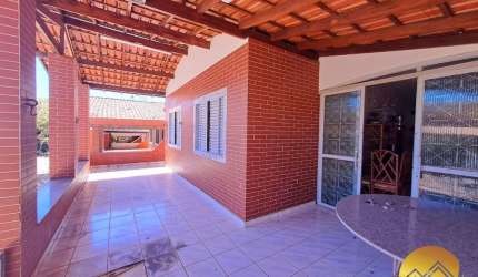 Excelente chalé em Caldas Novas com 4 suítes, laje, sala e cozinha conjugadas!