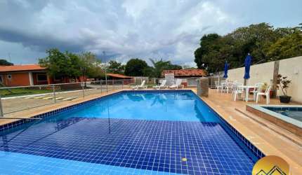 Chalé em condomínio fechado com piscina aquecida, ofurô, espaço para festas com churrasqueira