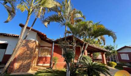 Excelente chalé em condomínio fechado com 3 quartos, sendo 2 suítes, sala ampla, churrasqueira