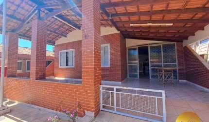 Excelente chalé em Caldas Novas com 4 suítes, laje, sala e cozinha conjugadas!