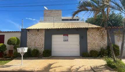 Casa com 3 quartos para alugar na 6, 100, Lourdes, Anápolis por R$ 2.200