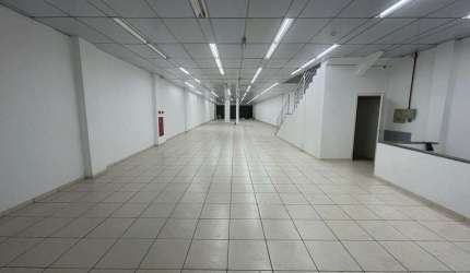 Imóvel com renda em rua comercial