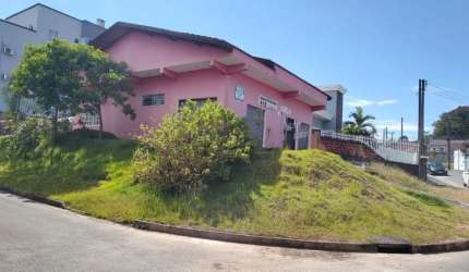 Casa com Ponto Comercial no Bairro João Costa