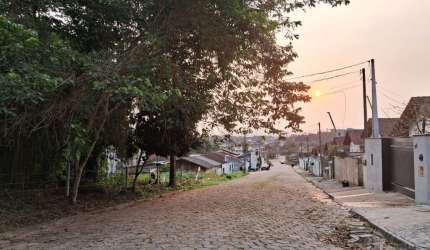 Lindo terreno no Petrópolis com muita área verde.