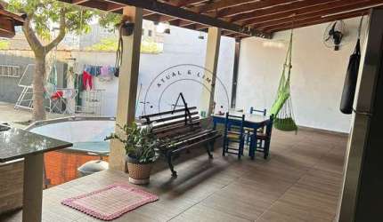 Charmosa Casa com 2 Quartos, Edícula e Amplo Quintal - Ambientes Frescos e Arejados