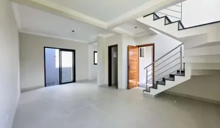 Sobrado em Santa Felicidade com quintal