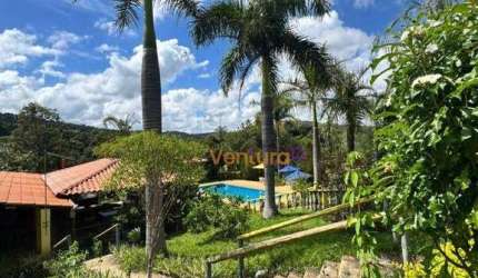 Sitio com 7 suítes e uma casa com três quartos
