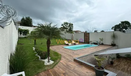 CASA COM PISCINA EM LOTE DE 700M²
