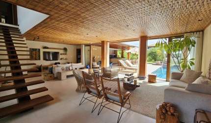 Casa luxuosa, fino acabamento, 5 suítes, 544m², varanda, ventilação natural, climatizada, projeto arquitetônico, piscina privativa. Agende sua visita!